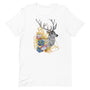 T-shirt blanc unisexe avec un design bohème de cerf entouré de fleurs bleues, roses et jaunes, et d’un cadre géométrique doré.