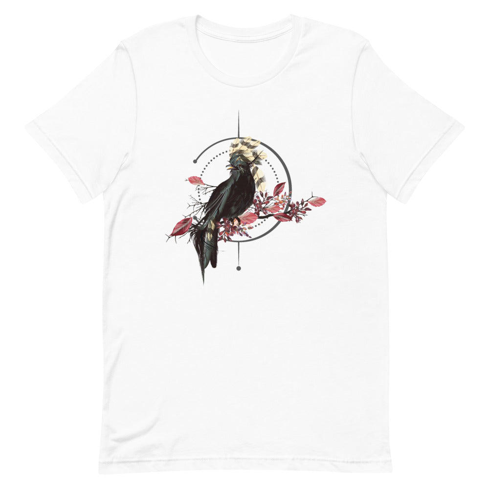 T-shirt blanc unisexe avec un design bohème d’un corbeau noir perché sur des branches, entouré de fleurs rouges et roses, et d’un cadre géométrique gris avec des accents dorés.