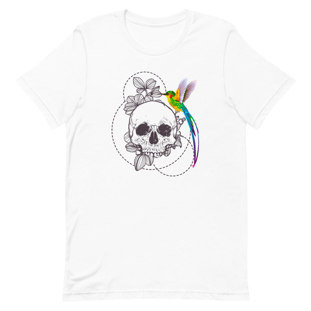 T-shirt blanc unisexe avec un design bohème d’un crâne blanc et noir orné de fleurs et d’un colibri multicolore vert, jaune, bleu et rose.