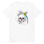 T-shirt blanc unisexe avec un design bohème d’un crâne blanc et noir orné de fleurs et d’un colibri multicolore vert, jaune, bleu et rose.