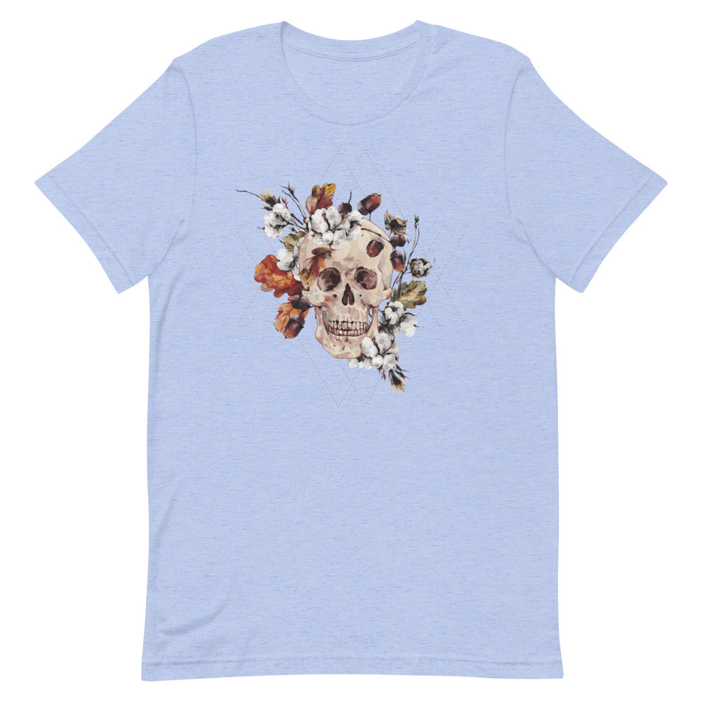 T-shirt unisexe bleu pâle avec un design bohème d’un crâne humain orné de fleurs automnales (blanches, orange, roses), feuillages et détails naturels, style spirituel.