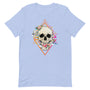 T-shirt bleu pâle unisexe avec un design bohème d’un crâne blanc et noir orné de fleurs multicolores roses, rouges, blanches et jaunes, encadré d’un motif géométrique orange et rose.