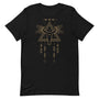 T-shirt noir unisexe avec un design bohème d’un crâne de taureau beige et doré intégré à un attrape-rêves, entouré de motifs géométriques comme des triangles et des flèches, avec des pendentifs en losanges et plumes.
