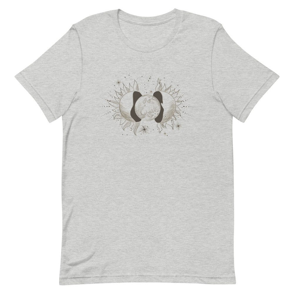 T-shirt gris clair unisexe avec un design mystique représentant le Soleil et la Lune entrelacés, symbolisant l’équilibre cosmique, entourés d’étoiles et de motifs célestes.