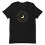 T-shirt noir unisexe avec un design ésotérique représentant une éclipse lunaire entourée d’un cercle astral détaillé.