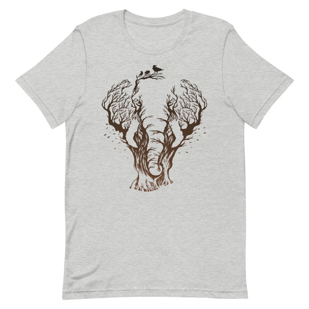 T-shirt gris clair unisexe avec un design bohème d’un éléphant brun formé par des branches d’arbres, avec trois oiseaux noirs perchés sur les branches.