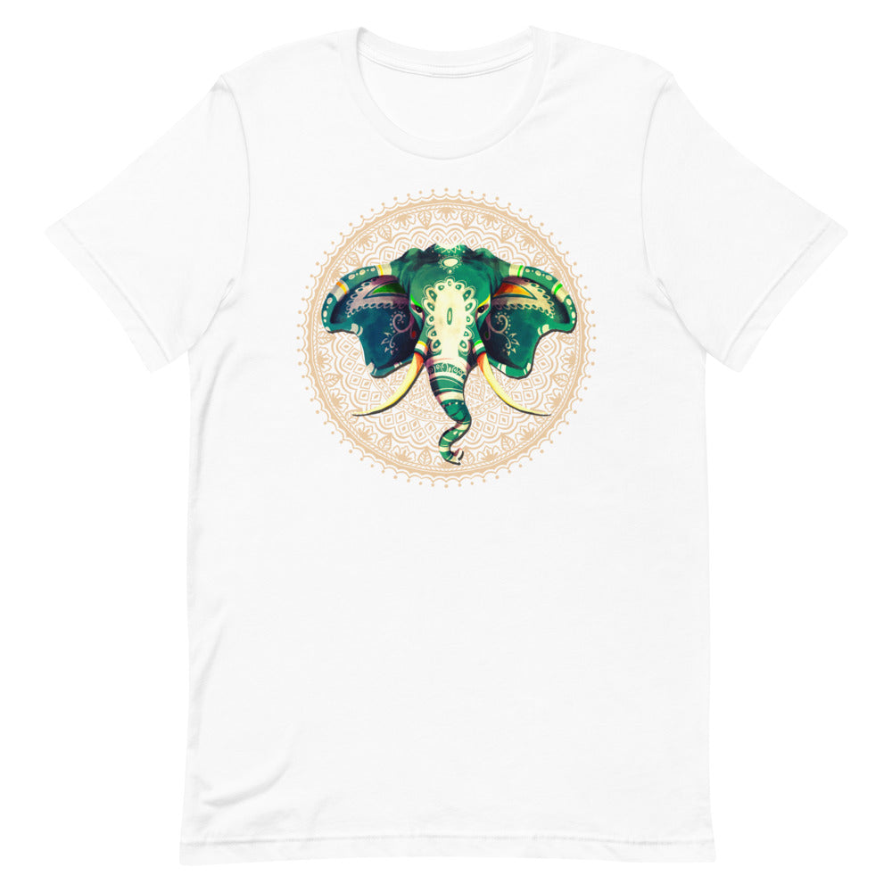 T-shirt blanc unisexe avec un design bohème d’un éléphant orné d’un motif mandala vert, bleu et rose, entouré d’un cercle doré avec des motifs floraux et géométriques.