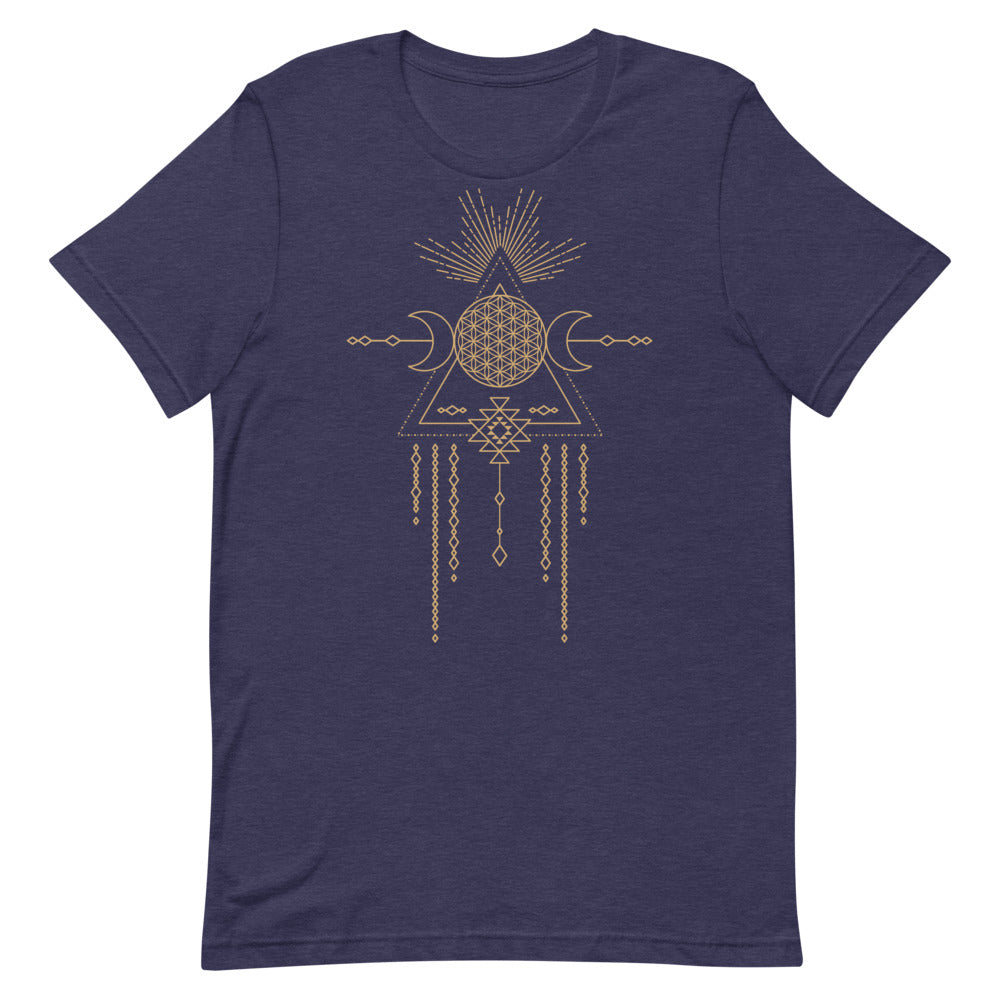 T-shirt bleu marine unisexe avec un design bohème d’une fleur de vie beige et dorée intégrée à un attrape-rêves, entourée de croissants de lune et de motifs géométriques comme des rayons et des triangles, avec des pendentifs en losanges et triangles.