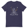 T-shirt bleu marine unisexe avec un design libre affichant une silhouette méditative blanche en position de lotus, ornée d’oiseaux blancs et de lignes dorées, accompagné du texte "Free Your Mind" en blanc.