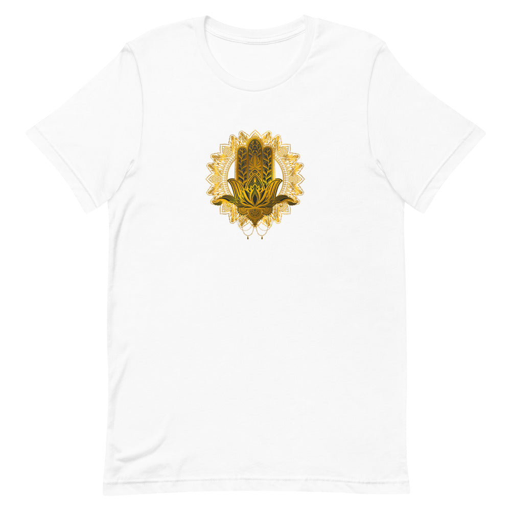 T-shirt unisexe blanc avec un design spirituel d'une main de Hamsa, mandala doré et motifs floraux, style zen.