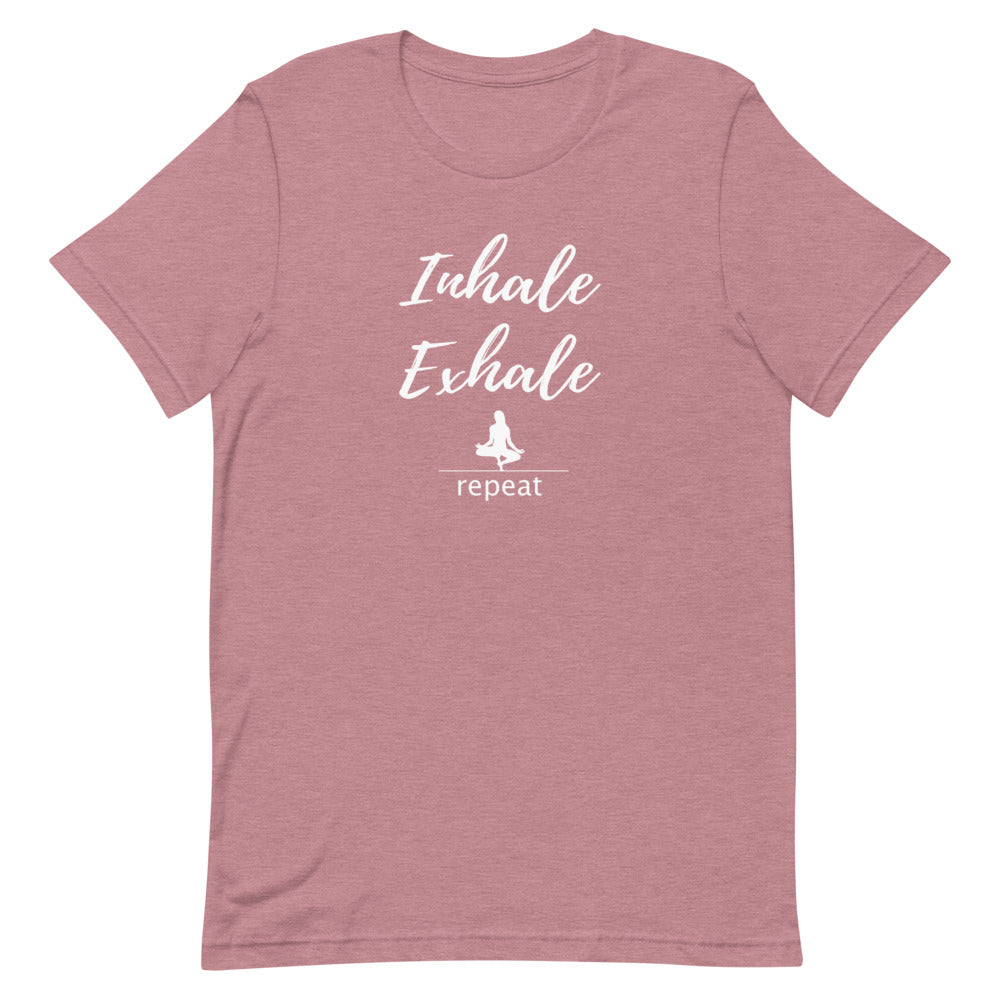 -shirt unisexe rose pâle avec un design zen "Inhale Exhale repeat", silhouette de yoga en méditation, style spirituel.