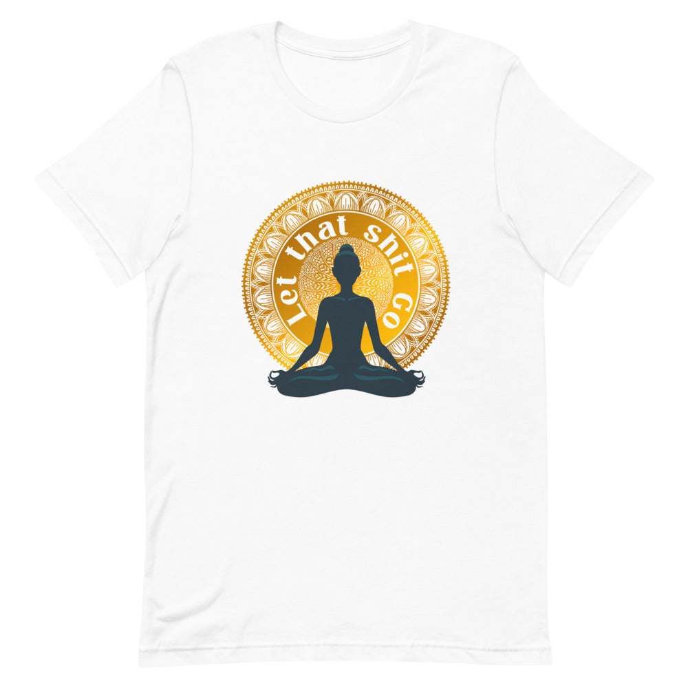 T-shirt blanc unisexe avec un design léger affichant une silhouette méditative bleu foncé en position de lotus, sur un mandala doré avec motifs géométriques, entouré du texte "LET THAT SHIT GO" en blanc.