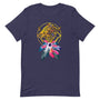 T-shirt bleu marine unisexe avec un design bohème de lion doré encadré d’un motif géométrique, orné de plumes multicolores roses, bleues et blanches.