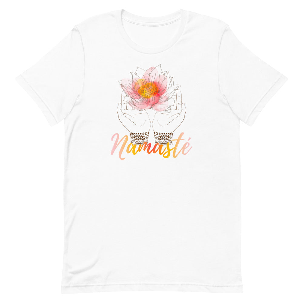 T-shirt blanc unisexe avec un design bohème d’un lotus rose et orange tenu par des mains, accompagné du mot "Namasté" en dégradé rose, orange et jaune.