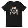 T-shirt noir unisexe avec un design bohème de loup noir et blanc orné de fleurs roses, bleues, jaunes et de plumes multicolores.