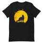 T-shirt noir unisexe avec un design bohème d’un loup noir en silhouette hurlant devant une pleine lune jaune et orange, avec des étoiles et des herbes en bas.