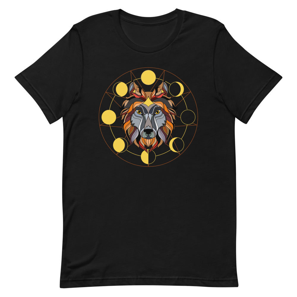 T-shirt noir unisexe avec un design bohème d’une tête de loup à crinière multicolore orange, rouge, violet et bleu, entourée d’un cercle doré représentant les phases de la lune.