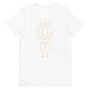 T-shirt blanc unisexe avec un design bohème d’une lune beige et dorée intégrée à un attrape-rêves avec des pendentifs en losanges, entourée de motifs géométriques comme des triangles et des rayons.