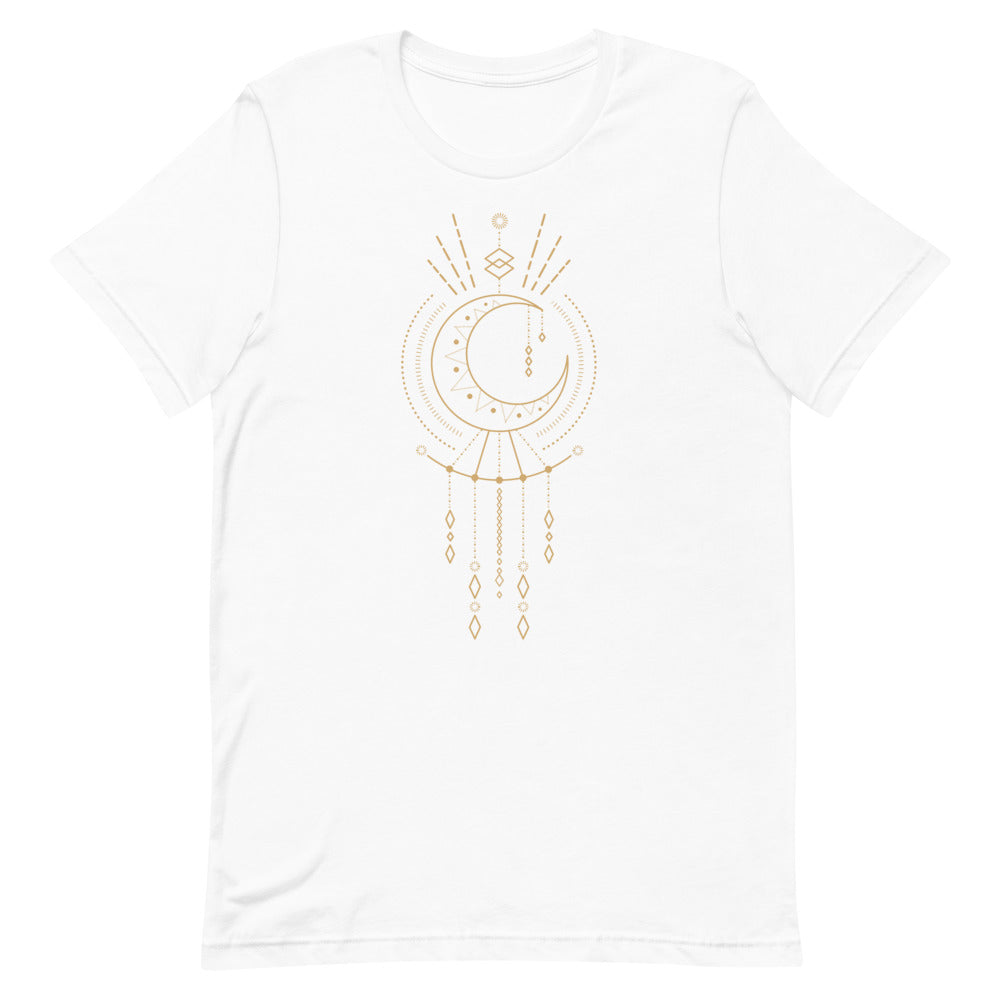 T-shirt blanc unisexe avec un design bohème d’une lune beige et dorée intégrée à un attrape-rêves avec des pendentifs en losanges, entourée de motifs géométriques comme des triangles et des rayons.