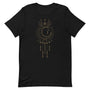 T-shirt noir unisexe avec un design bohème d’une lune beige et dorée intégrée à un attrape-rêves avec des pendentifs en losanges, entourée de motifs géométriques comme des triangles et des rayons.