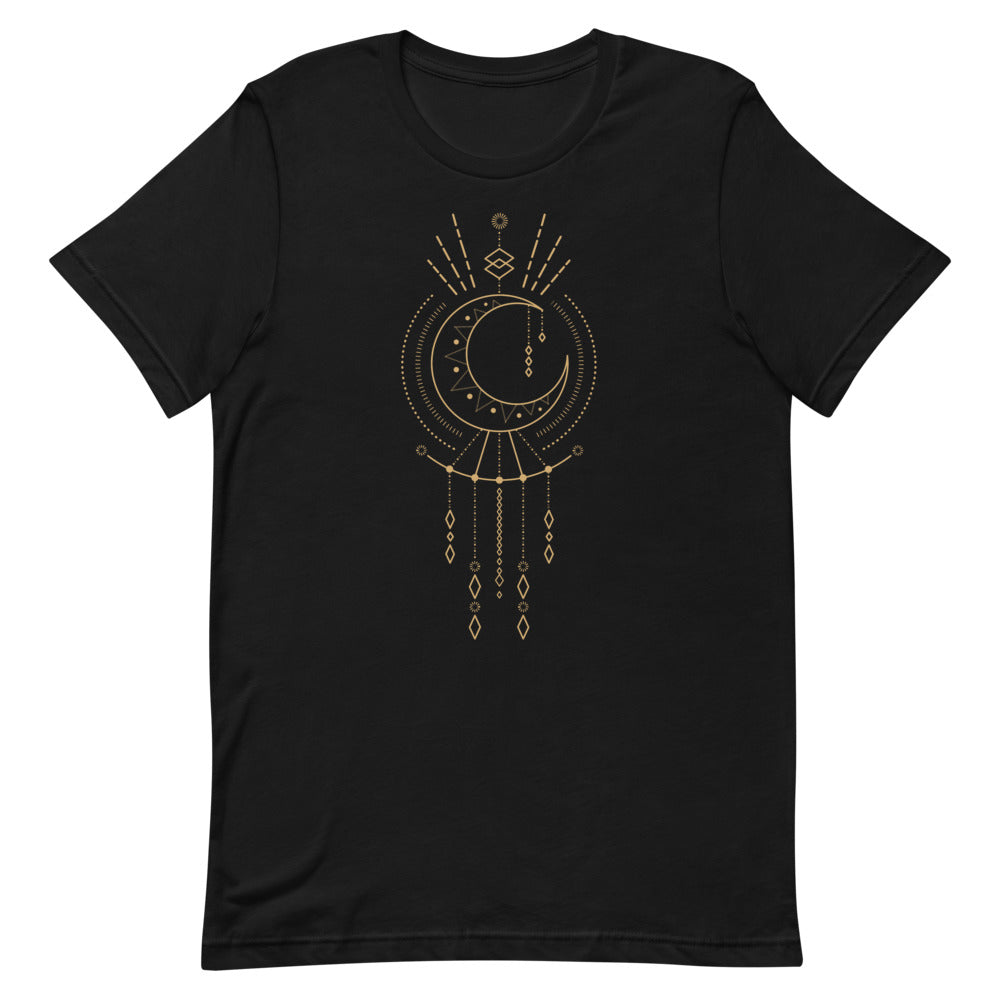 T-shirt noir unisexe avec un design bohème d’une lune beige et dorée intégrée à un attrape-rêves avec des pendentifs en losanges, entourée de motifs géométriques comme des triangles et des rayons.
