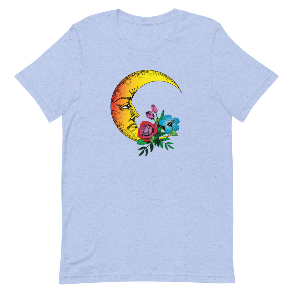 T-shirt bleu pâle unisexe avec un design bohème d’une lune croissante jaune et orange ornée de fleurs multicolores roses, rouges et bleues, avec des feuilles vertes.