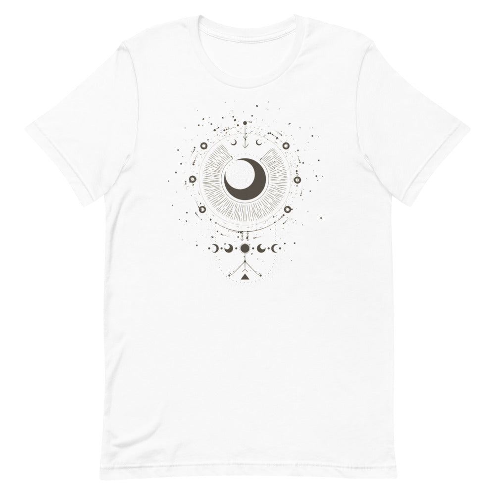 T-shirt blanc unisexe avec un design bohème d’une lune centrale beige et noir entourée de motifs astrologiques comme des étoiles, des croissants de lune et des triangles en beige et marron.