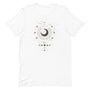 T-shirt blanc unisexe avec un design bohème d’une lune centrale beige et noir entourée de motifs astrologiques comme des étoiles, des croissants de lune et des triangles en beige et marron.