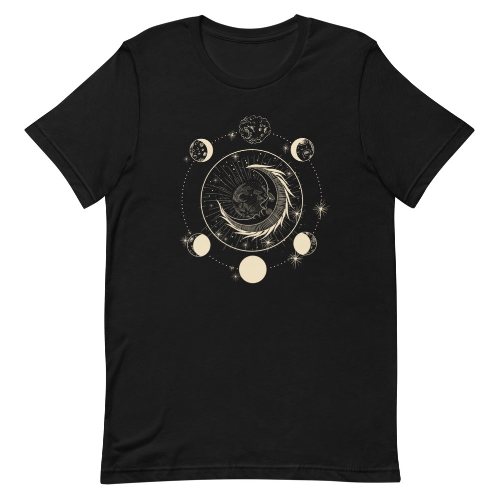 T-shirt noir unisexe avec un design bohème d’une lune centrale beige et blanche entourée de ses phases et de motifs célestes comme des étoiles et des rayons.