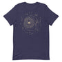 T-shirt bleu marine unisexe avec un design bohème d’une lune beige et dorée ornée d’un visage stylisé, entourée de motifs cosmiques comme des étoiles, des cercles et des rayons.