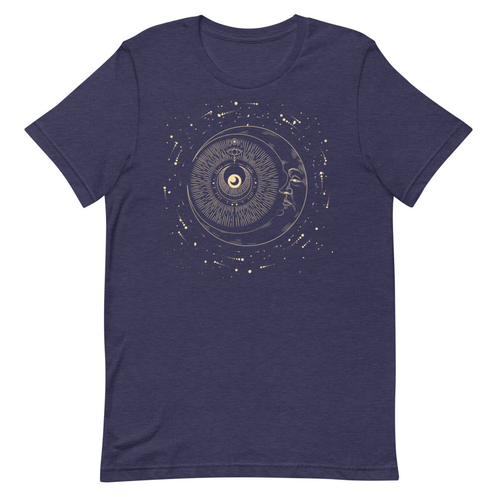 T-shirt bleu marine unisexe avec un design bohème d’une lune beige et dorée ornée d’un visage stylisé, entourée de motifs cosmiques comme des étoiles, des cercles et des rayons.