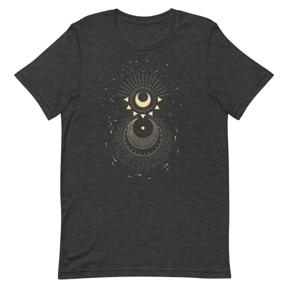 T-shirt gris foncé unisexe avec un design bohème de deux lunes superposées beige et doré, entourées de motifs célestes comme des rayons, des étoiles et des triangles géométriques.