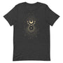 T-shirt gris foncé unisexe avec un design bohème de deux lunes superposées beige et doré, entourées de motifs célestes comme des rayons, des étoiles et des triangles géométriques.