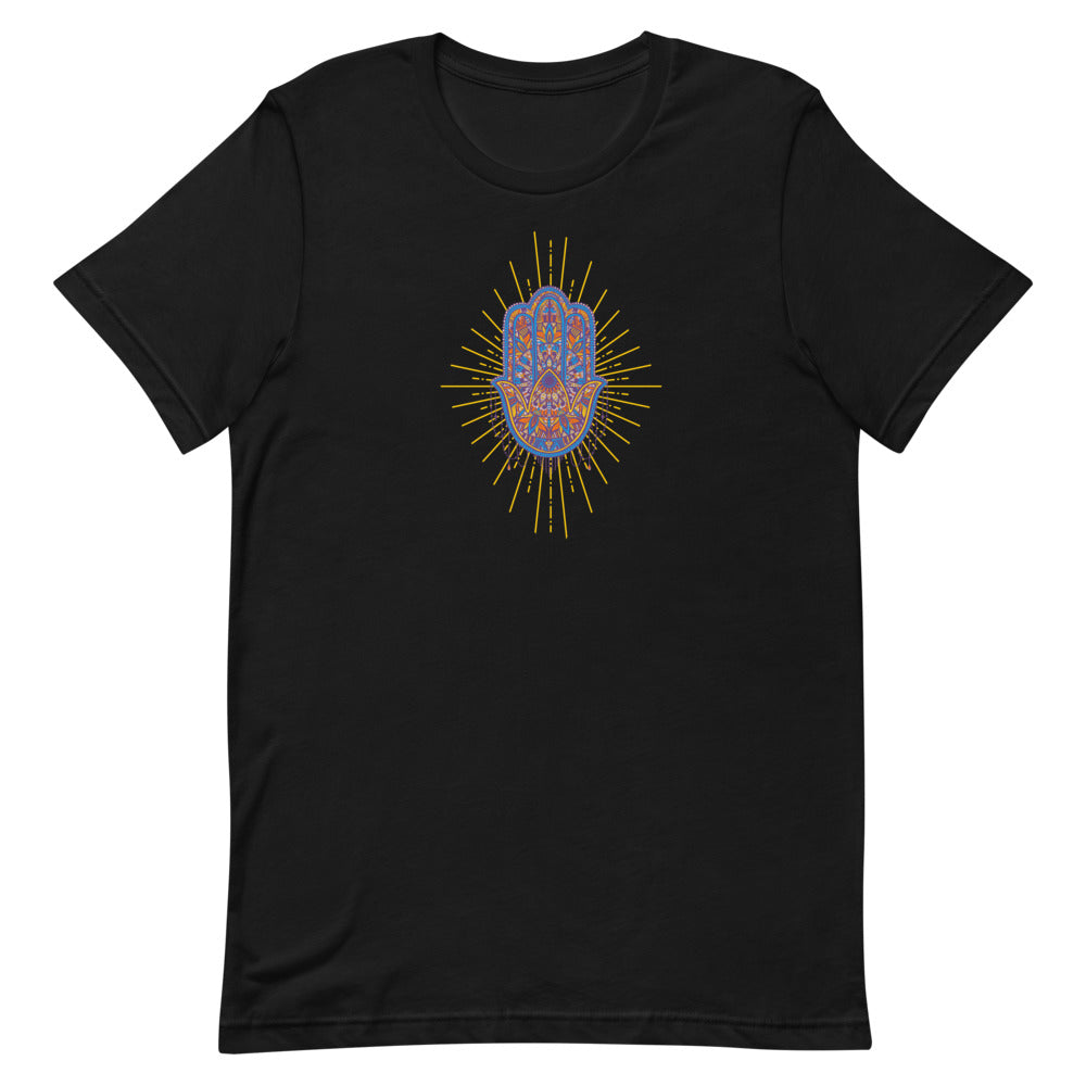 T-shirt unisexe avec un design doré de la Main de Fatma entourée de motifs ésotériques et d’une fleur de lotus.