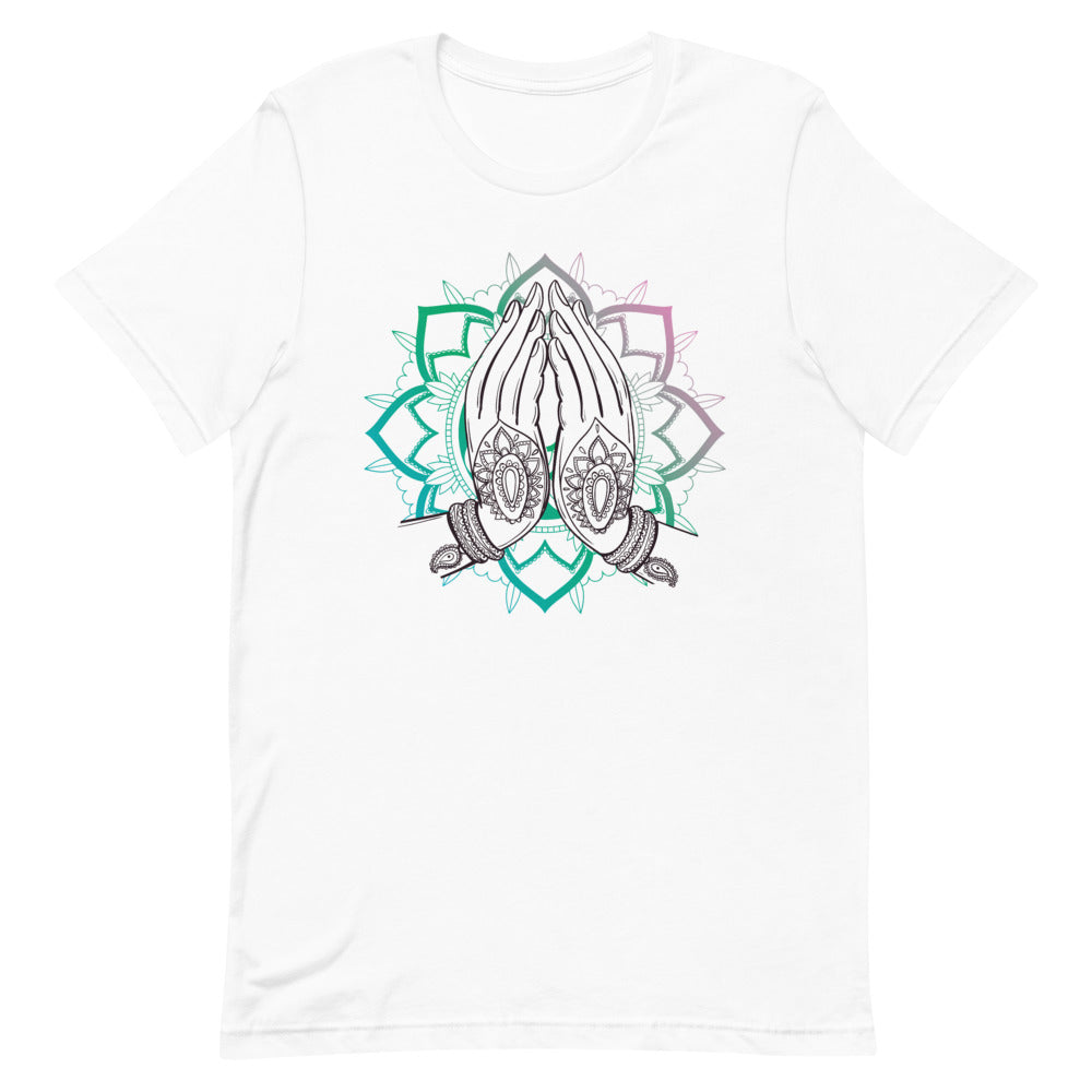 T-shirt blanc unisexe avec un design harmonieux affichant des mains en position namaste dessinées en noir avec motifs floraux, sur un mandala coloré aux pétales verts, violets et roses.