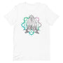 T-shirt blanc unisexe avec un design harmonieux affichant des mains en position namaste dessinées en noir avec motifs floraux, sur un mandala coloré aux pétales verts, violets et roses.