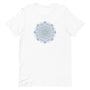 T-shirt blanc unisexe avec un design bohème d’un mandala circulaire aux motifs floraux et géométriques multicolores rose, turquoise, vert, violet et orange.