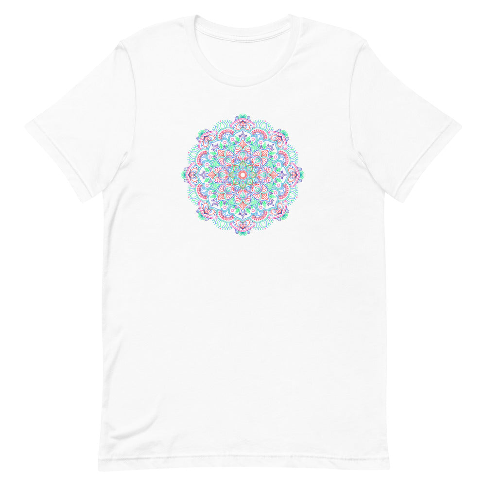 T-shirt blanc unisexe avec un design bohème d’un mandala circulaire aux motifs floraux et géométriques multicolores rose, turquoise, vert, violet et orange.