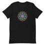 T-shirt noir unisexe avec un design bohème d’un mandala coloré aux motifs floraux et géométriques dans des tons rose, bleu, vert, jaune et violet.