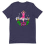 T-shirt bleu marine unisexe avec un design bohème affichant une silhouette méditative en rose et violet, entourée de fleurs de lotus colorées et de papillons blancs, avec le texte "Namasté" en blanc.