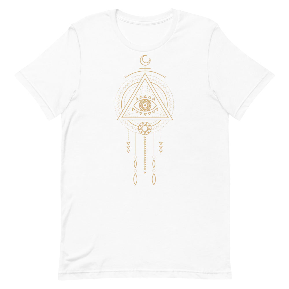 T-shirt blanc unisexe avec un design bohème d’un œil mystique beige et doré intégré à un attrape-rêves, entouré de motifs géométriques comme des cercles et des lignes, surmonté d’un croissant de lune, avec des pendentifs en losanges et triangles.