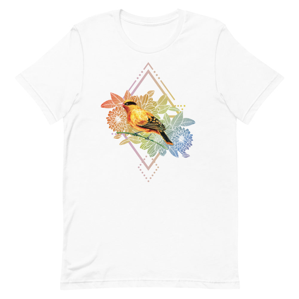 T-shirt blanc unisexe avec un design bohème d’oiseau jaune et orange entouré de fleurs orange, bleues et vertes, et d’un cadre géométrique pastel.