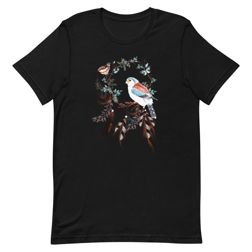 T-shirt noir unisexe avec un design bohème d’oiseau multicolore entouré de fleurs bleues et brunes, de plumes et d’un petit papillon.
