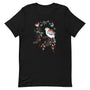 T-shirt noir unisexe avec un design bohème d’oiseau multicolore entouré de fleurs bleues et brunes, de plumes et d’un petit papillon.