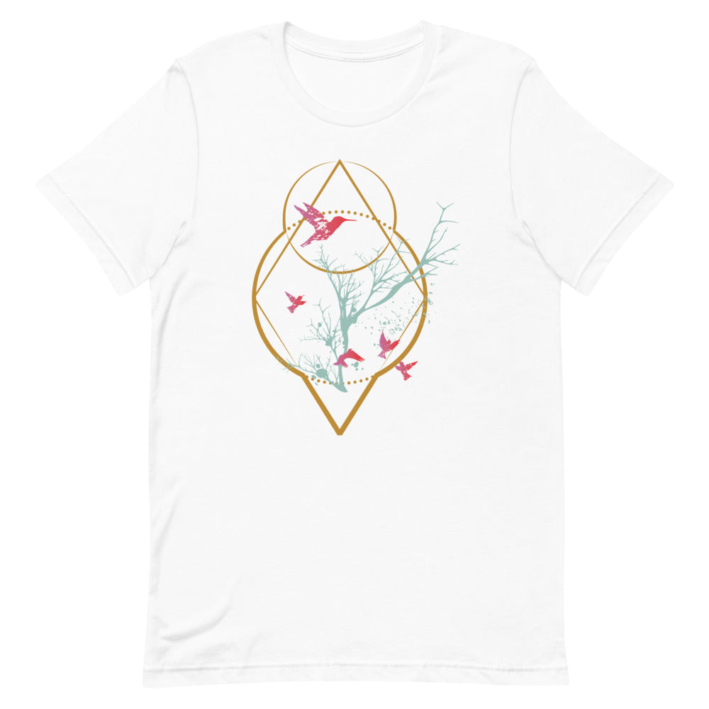 T-shirt blanc unisexe avec un design bohème d’oiseaux roses et bleus perchés sur un arbre bleu, encadré d’un motif géométrique doré.