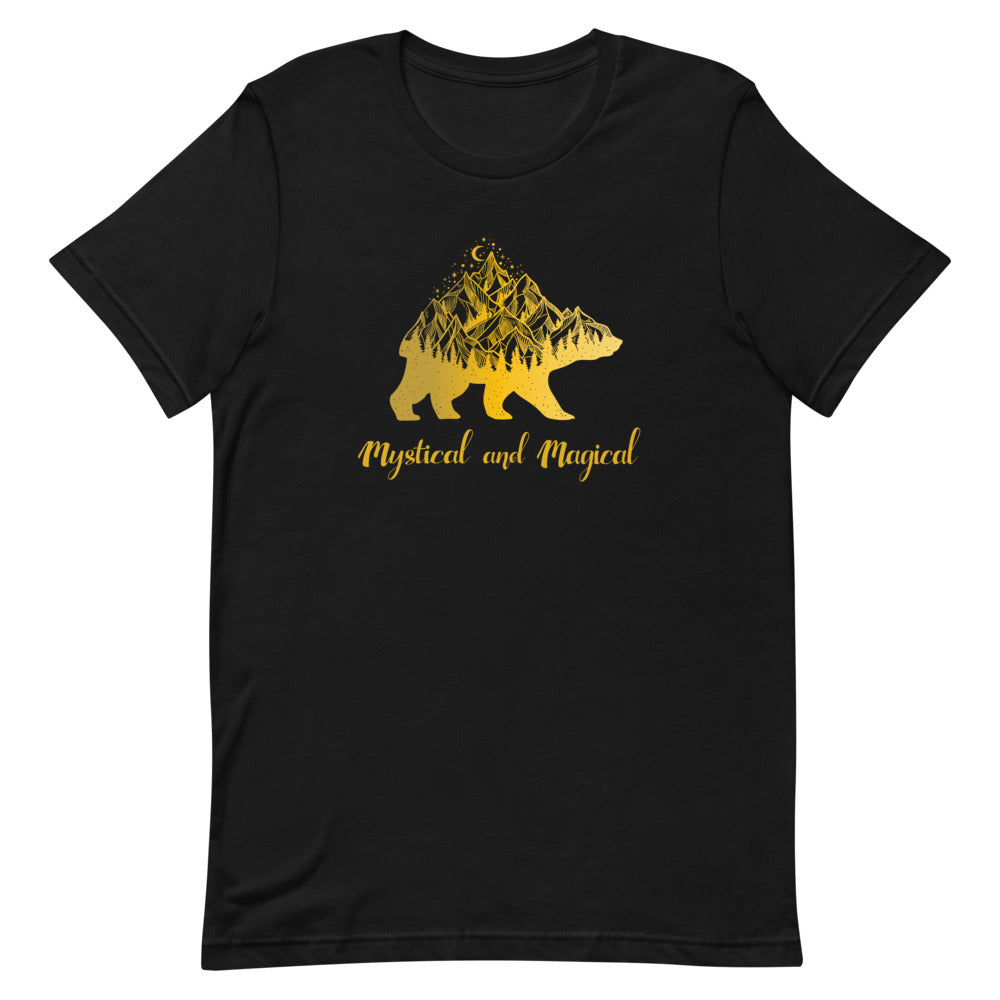 T-shirt noir unisexe avec un design bohème d’un ours doré intégrant un paysage montagneux et forestier, accompagné du texte "Mystical and Magical" en écriture cursive dorée.