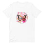 T-shirt blanc unisexe avec un design bohème d’un papillon noir et blanc aux touches roses et orange, entouré de fleurs aquarelle roses, orange et rouges, dans un cercle pointillé.