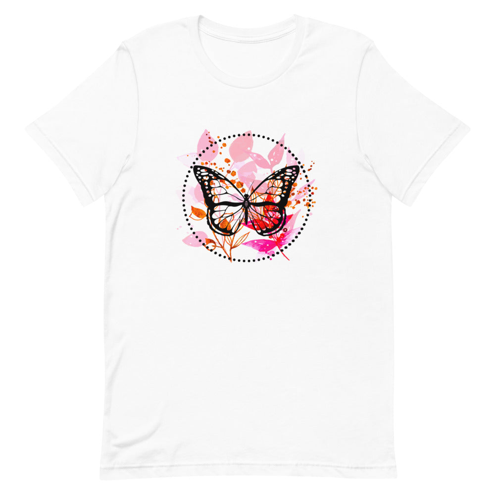 T-shirt blanc unisexe avec un design bohème d’un papillon noir et blanc aux touches roses et orange, entouré de fleurs aquarelle roses, orange et rouges, dans un cercle pointillé.