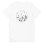T-shirt blanc unisexe avec un design bohème d’un paysage montagneux en noir et gris, entouré de motifs célestes comme des planètes, des lunes et des étoiles.