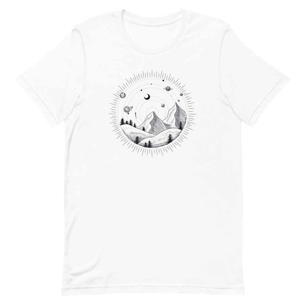 T-shirt blanc unisexe avec un design bohème d’un paysage montagneux en noir et gris, entouré de motifs célestes comme des planètes, des lunes et des étoiles.